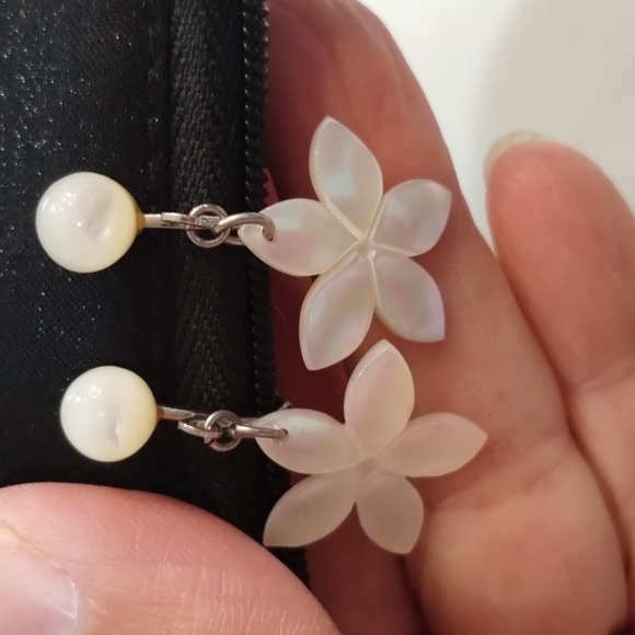 Lucite pearlescent flower clip on screw tight earrings white bead at the top - Picture 2 of 4